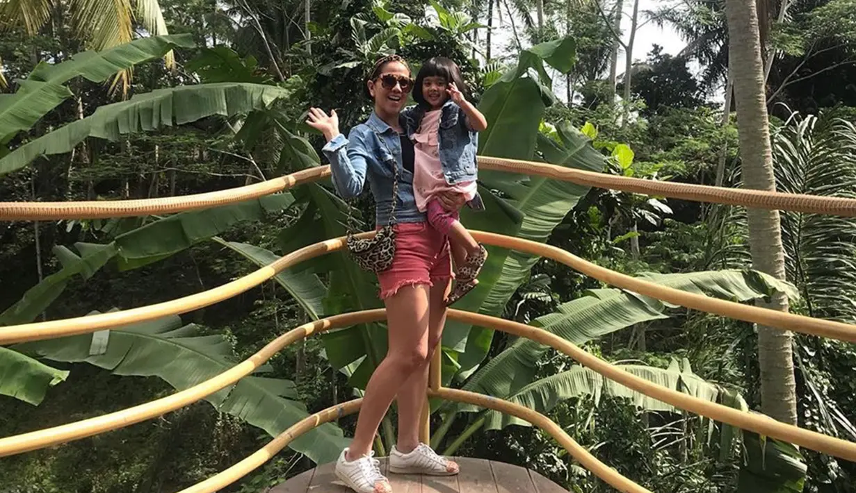 Venna Melinda memilih mengadopsi Vania karena dirinya merasa kesepian saat ditinggal kedua putranya yang sibuk. (Liputan6.com/IG/@vennamelindareal)