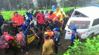 Evakuasi pendaki Gunung Mas. (Liputan6.com/Achmad Sudarno)