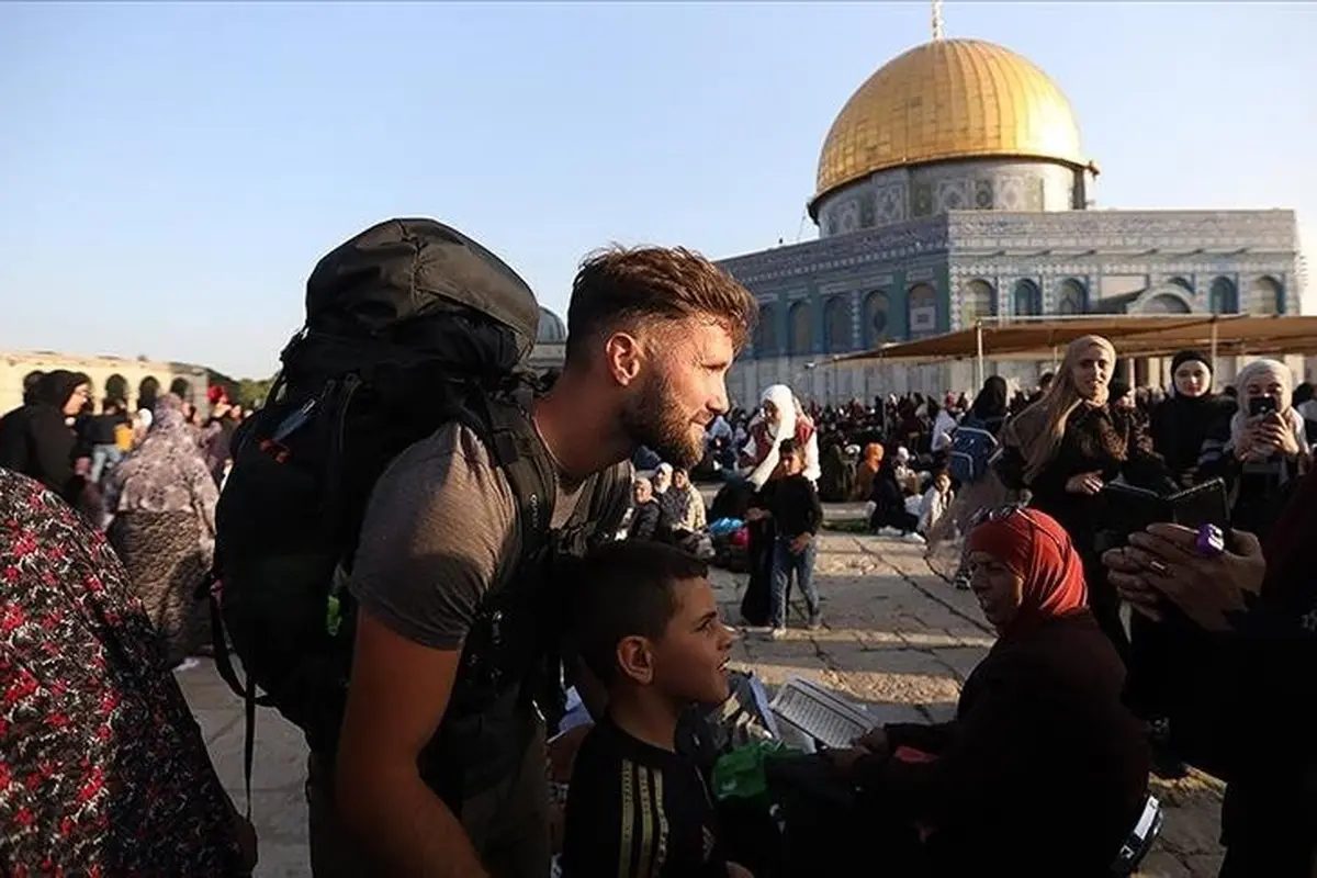 Pria muslim dari Prancis bernama Neil Dauxois berjalan kaki selama 10 bulan menuju Masjid Al Aqsa, Palestina. (Dok. Twitter/@FastNews77)