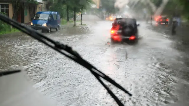Ilustrasi berkendara saat musim hujan dan banjir (c) joyfull/Depositphotos.com