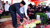 Kapolri Jenderal Listyo Sigit Prabowo dan Panglima TNI Laksamana Yudo Margono turut mengantarkan jenazah istri Wakapolri Komjen Gatot Eddy Pramono. (Instagram @listyosigitprabowo)