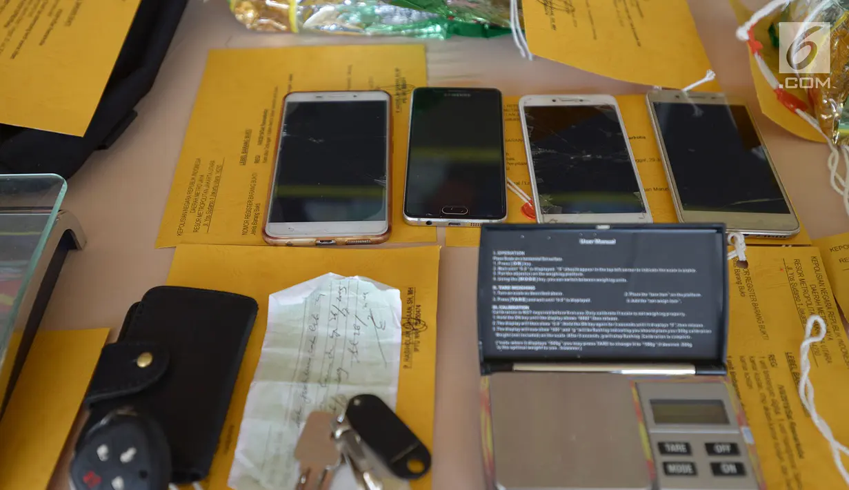 Sejumlah barang bukti dalam rilis kasus narkotika jenis sabu di Mapolres Metro Jakarta Utara, Selasa (6/8/2019). Polisi mengamankan tersangka berinisial DA dengan total barang bukti 10 kg sabu, mobil Toyota Altis, 3 kunci kamar kosan, 4 handphone, serta alat timbangan. (merdeka.com/Imam Buhori)