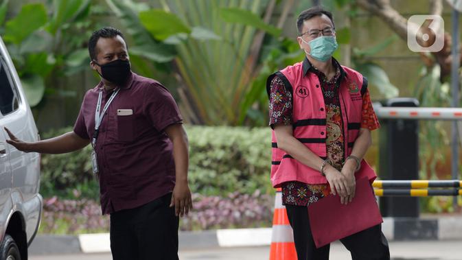 Komisaris PT Hanson International Tbk (MYRX), Benny Tjokrosaputro tiba di Gedung KPK, Jakarta, Kamis (19/3/2020). Benny diperiksa sebagai tersangka kasus  korupsi di PT Asuransi Jiwasraya (Persero) diperkirakan kerugian negara mencapai Rp 13,7 triliun. (merdeka.com/Dwi Narwoko)