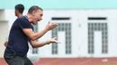 <p>Pelatih Persija Jakarta, Thomas Jens Uwe Doll memberikan instruksi dari pinggir lapangan saat pertandingan lanjutan pekan ke-25 BRI Liga 1 2022/2023 melawan Bhayangkara FC yang berlangsung di Stadion Wibawa Mukti, Cikarang, Jawa Barat, Kamis (16/2/2023). (Bola.com/Ikhwan Yanuar)</p>