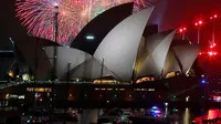 Kemeriahan pesta kembang api di atas Sydney Opera House, Sydney, Australia (31/12). Pesta kembang api menjelang tahun baru di kota Sydney adalah salah satu yang terbesar dan termegah di dunia. (Reuters/Jason Reed)