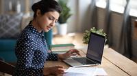 Ilustrasi wanita karir yang terlihat produktif di pagi hari (Shutterstock/fizkes)