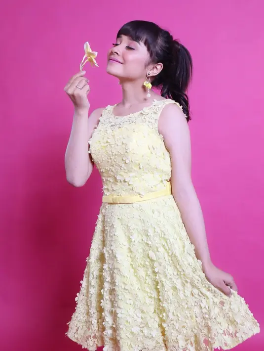 Pedangdut kelahiran 31 Maret 2003 ini juga pernah mengubah gaya rambutnya menjadi dikuncir kuda. Menggunakan pakaian berwarna kuning dengan bunga yang juga berwarna kuning di tangannya, ia tampak begitu menggemaskan. (Liputan6.com/IG/@tasya_ratu_gopo)