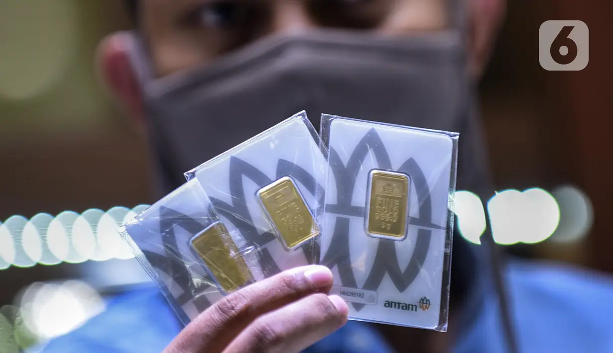 Pekerja menunjukkan emas di Cikini Gold Center, Jakarta, Selasa (28/7/2020). Harga emas batangan PT Aneka Tambang (Antam) pada 28 Juli 2020 menembus Rp1 juta/gram yang merupakan posisi tertinggi sepanjang masa emas Antam diperjualbelikan. (Liputan6.com/Johan Tallo)