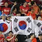 Sejumlah suporter Korea Selatan saat mendukung negaranya bertanding melawan Korea Selatan pada Kualifikasi Piala Dunia 2018 di stadion Jassim Bin Hamad, Doha, Qatar, (13/6). Qatar menang atas Korsel 3-2. (AFP Photo/Karim Jaafar)