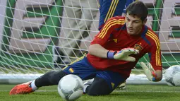 Kiper Spanyol Iker Casillas berlatih selama sesi pelatihan jelang pertandingan final Euro di Stadion Olimpiade di Kiev pada 30 Juni 2012. Pria 39 tahun itu mengabarkan pengumuman pensiunnya tersebut melalui surat yang diunggahnya di akun Twitter miliknya. (AFP/PIERRE-PHILIPPE MARCOU)