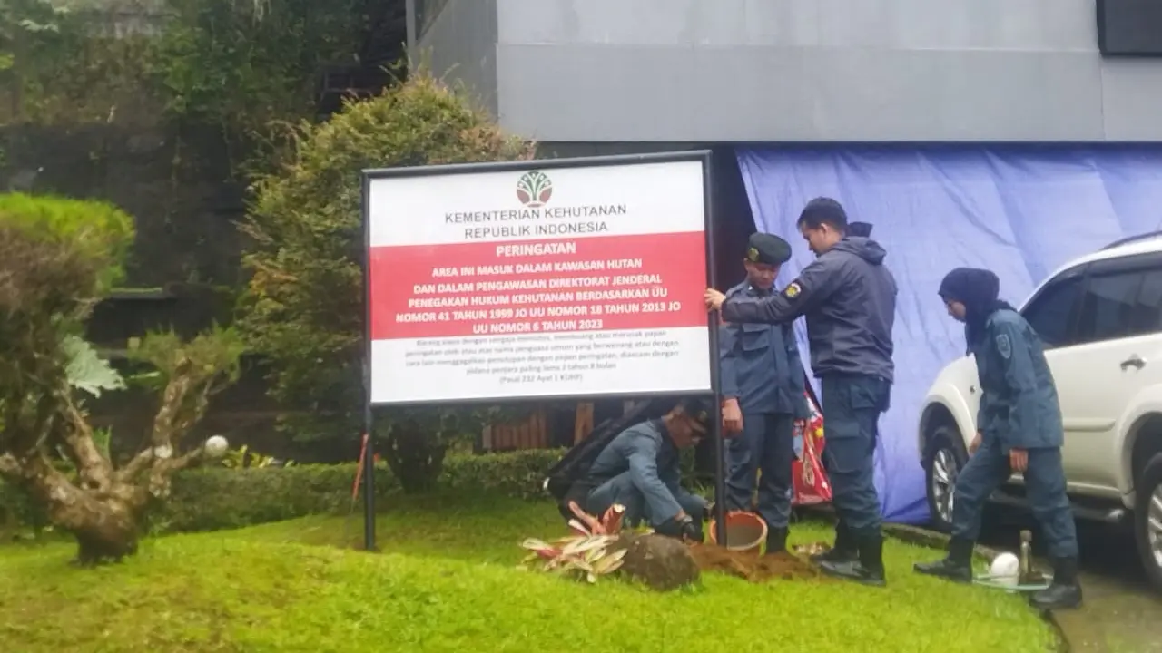 Kementerian Kehutanan (Kemenhut) bersama Kementerian Agraria dan Tata Ruang/Badan Pertanahan Nasional (ATR/BPN) menyegel empat vila di kawasan Puncak, Cisarua Kabupaten Bogor, Minggu (9/3/2025).