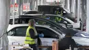 Tenaga kesehatan menunggu di mobil untuk vaksin COVID-19 di pusat vaksinasi drive-thru di City College of San Francisco di San Francisco, Senin (1/2/2021). Ketika pasokan vaksin COVID-19 meningkat, UC San Francisco memperluas upaya vaksinasi kepada mereka yang paling berisiko. (AP Photo/Jeff Chiu)