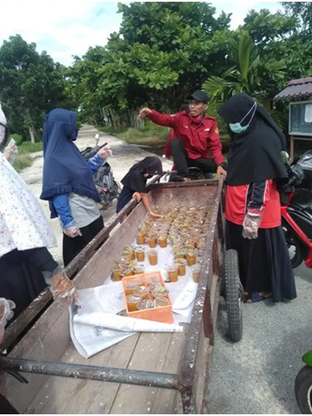 Kelompok PKK Desa Pedekik, Kab. Bengkalis Riau, bagikan jamu.