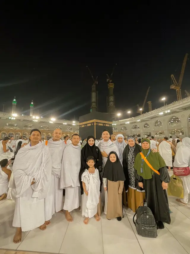 Tampil Kompak Bersama Anak, Ini 7 Potret Anang Hermansyah dan Ashanty di Depan Kabah