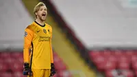 Kiper Liverpool, Caoimhin Kelleher, memberikan arahan kepada rekannya saat melawan Ajax Amsterdam di Stadion Anfield, Rabu (2/12/2020). Kiper ketiga The Reds itu tampil memukau dan membawa Liverpool menang atas Ajax. (AFP/Paul Ellis)