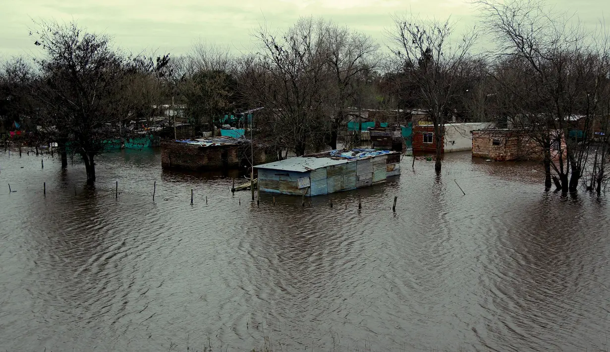 Rumah – rumah warga terendam banjir di daerah Lujan, Argentina, Rabu (12/8/2015). Lebih dari 20.000 orang telah dievakuasi setelah hujan lebat di akhir pekan lalu yang menyebabkan sungai naik dan banjir. (REUTERS/Marcos Brindicci)