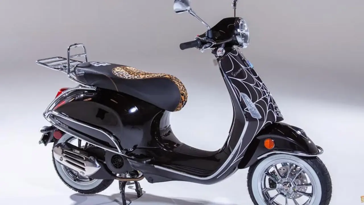 Vespa Los Angeles rilis Elvira Macabre edition sebanyak 40 unit