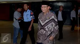Ketua BPK, Harry Azhar Azis berjalan keluar usai melakukan pertemuan dengan Ketua DPR RI Ade Komarudin di Gedung Nusantara III DPR Senayan, Jakarta, Rabu (2/3). Pertemuan tersebut dalam rangka silaturahmi antara kedua lembaga. (Liputan6.com/Johan Tallo)