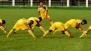 Salah satu pemain depan Timnas Myanmar U19, Myo Ko Tun memimpin rekannya melakukan pemanasan jelang berlatih di lapangan C Senayan Jakarta, (4/5/2014). (Liputan6.com/Helmi Fithriansyah)