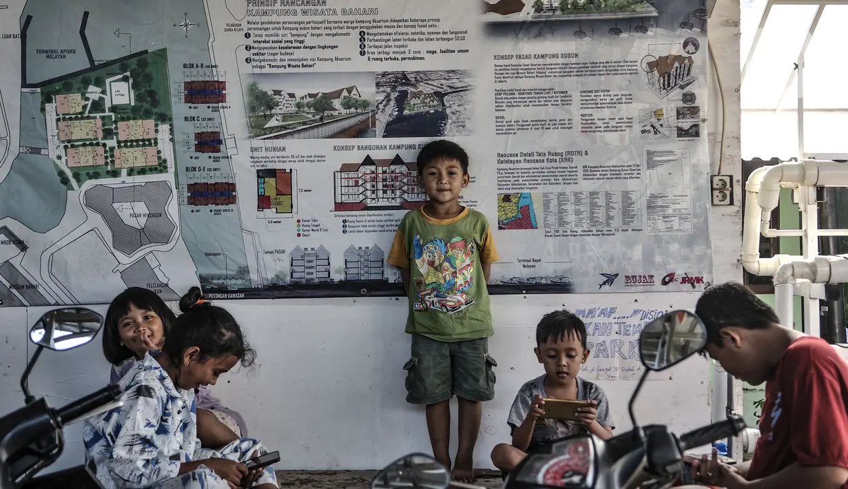 Pekerja mencuci tangan yang merupakan protokol kesehatan selama pandemi Covid-19 di Kampung Susun Akuarium, Penjaringan, Jakarta, Kamis (11/3/2021). Progres pembangunan Kampung Susun Akuarium yang terdiri atas 5 blok tersebut saat ini mencapai 33 persen. (merdeka.com/Iqbal S. Nugroho)