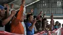 Sejumlah nelayan membentangkan spanduk saat deklarasi menolak hoax di Pelabuhan Cilincing, Jakarta Utara, Kamis (15/3). Selain deklarasi, Ditpolairud juga menggelar sosialisasi kepada nelayan bagaimana cara melawan hoaks. (Merdeka.com/Iqbal S. Nugroho)