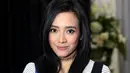 Sejak kecil Dea Ananda mengaku suka dengan lagu-lagu yang dinyanyikan oleh Sheila Majid. Saat Diva asal Malaysia itu menggelar konser menandai perjalanannya 30 tahun, ia menyempatkan untuk menonton. (Andy Masela/Bintang.com)