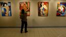 Seorang pengunjung memperhatikan lukisan karya RB Ali di Galeri Cipta 3, TIM, Jakarta, (6/10/14). (Liputan6.com/Faizal Fanani) 