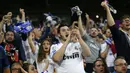 Ekspresi fans Real Madrid saat merayakan gol pada leg pertama semifinal Liga Champions di Santiago Bernabeu stadium, Madrid, ( 2/5/2017). Real Madrid menang 3-0. (AP/Francisco Seco)