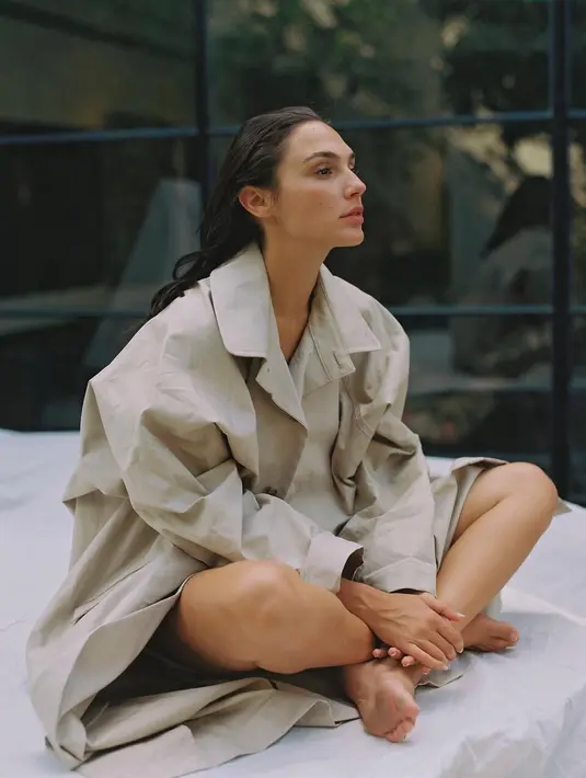 Sama halnya dengan yang satu ini, aktris pemeran Wonder Woman ini memilih untuk memakai oversized kemejanya. Tak banyak merias dirinya, namun Gal Gadot tetap terlihat cantik dan memesona. (Instagram/gal_gadot)