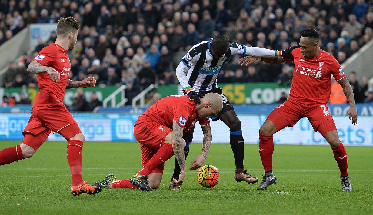 Pemain Newcastle United berebut bola dengan pemain Liverpool dalam lanjutan Liga Inggris di Stadion St James' Park, Newcastle, Minggu (6/12/2015). (AFP/Oli Scarff)