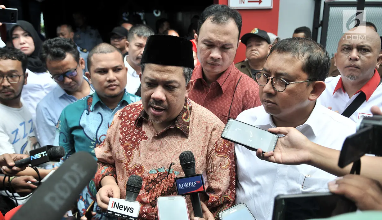Wakil Ketua DPR Fadli Zon dan Fahri Hamzah memberikan keterangan kepada awak media saat tiba untuk menjenguk Ahmad Dhani di Rutan Klas I Cipinang, Jakarta, Rabu (6/2). (Merdeka.com/Iqbal S. Nugroho)