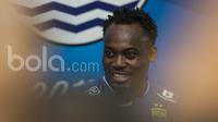 Gelandang Persib Bandung, Michael Essien, menjawab pertanyaan wartawan saat jumpa pers di Kantor Persib Bandung, Jawa Barat, Rabu (29/3/2017). (Bola.com/Vitalis Yogi Trisna)