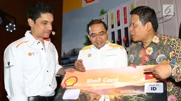 GM Asia Shell Fleet Solutions, Zain Hak Direktur Retail PT Shell Indonesia Wahyu Indrawanto, dan SVP Transaction Banking Retail Sales PT Bank Mandiri Tbk Thomas Wahyudi saat peluncuran Shell Fleet Card Prabayar di Jakarta, Kamis (13/7). (Liputan6.com)