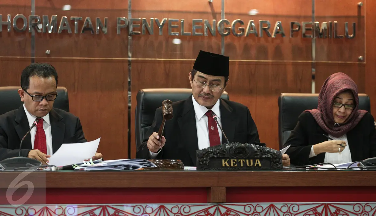 Ketua DKPP Jimly Asshidiqie (tengah) memimpin sidang agenda pembacaan sembilan putusan di Jakarta, Jumat (7/4). Salah satunya, putusan sidang kode etik Ketua KPU DKI, Sumarno, dan Ketua Bawaslu DKI, Mimah Susanti. (Liputan6.com/Faizal Fanani)