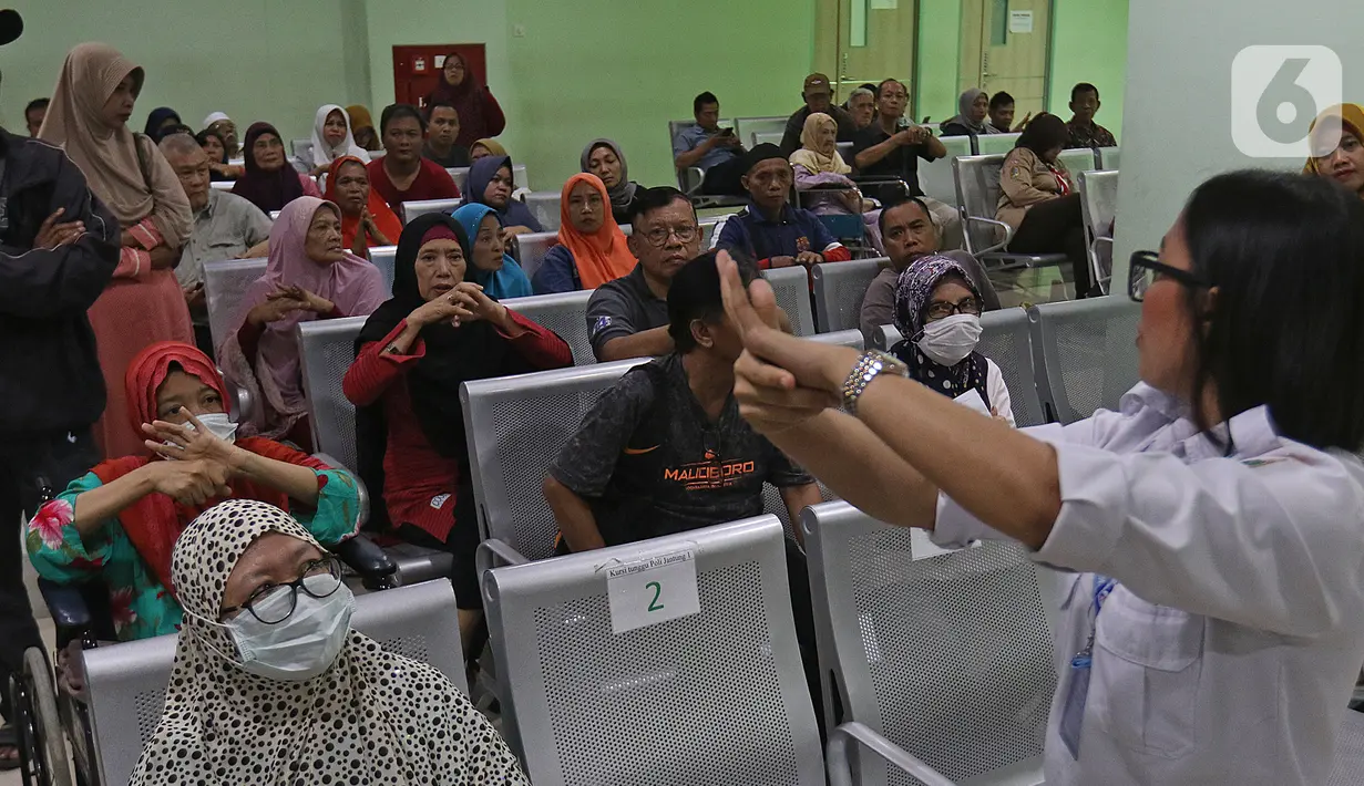 Petugas Komite Pencegahan dan Pengendalian Infeksi (PPI) saat penyuluhan mengenai virus corona (2019-nCov) di RSUD Pasar Minggu, Jakarta, Rabu (29/1/2020). Kegiatan itu untuk memberikan edukasi mengenai penyebab, gejala dan langkah pencegahan virus Corona bagi pasien. (Liputan6.com/Herman Zakharia)