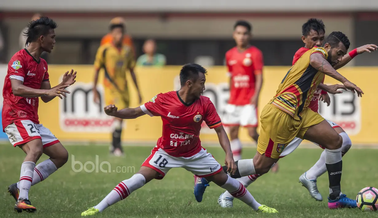 Striker Mitra Kukar, Marclei, berusaha melewati hadangan pemain Persija pada laga Liga 1 di Stadion Patriot, Bekasi, Minggu (14/5/2017). Kedua tim bermain imbang 1-1. (Bola.com/Vitalis Yogi Trisna)