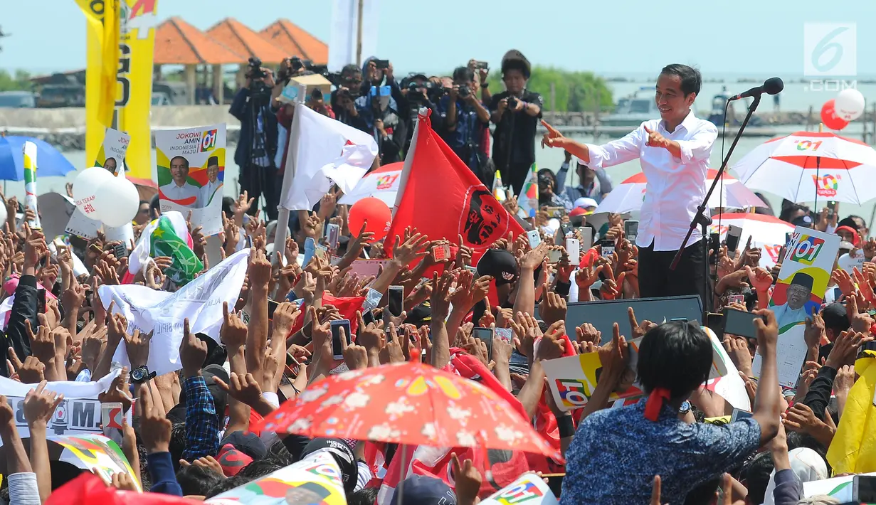 Capres 01 Joko Widodo mengacungkan jari saat kampanye terbuka di Kabupaten Cirebon, Jumat (5/4). Jokowi mengajak masyarakat Cirebon, untuk datang ke TPS dan meminta masyarakat untuk mencoblos surat suara yang fotonya memakai baju putih. (Liputan6 com/Angga Yuniar)