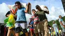 Saat itu puluhan warga yang menjadi korban banjir bandang dan tanah longsor menyerbu bangunan tersebut dan menjarah bahan pokok yang tersimpan di dalam gudang. Tampak dalam foto, warga desa menerima bahan pangan pokok yang didistribusikan di tengah upaya bantuan dari gudang beras pemerintah di Sarudik, Tapanuli Tengah, Provinsi Sumatra Utara, pada Rabu 3 Desember 2025. (YT Hariono/AFP)