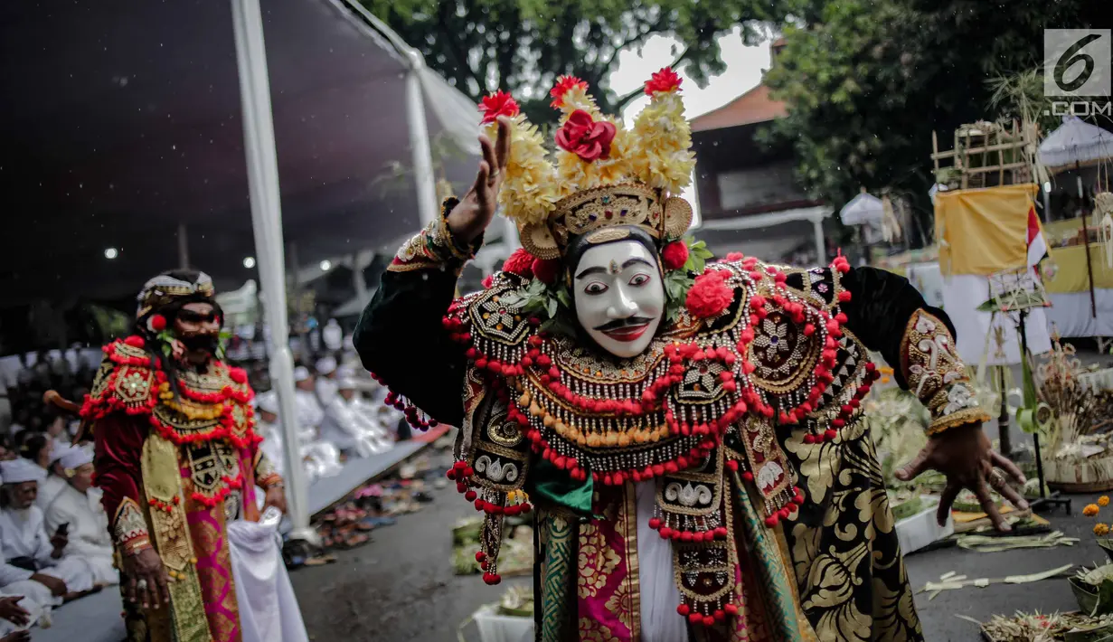 Penari menampilkan tarian sebagai bagian prosesi upacara Tawur Agung Kesanga 2019 di Pura Aditya Jaya Rawamangun, Jakarta, Rabu (6/3). Prosesi Tawur Agung merupakan rangkaian perayaan Hari Raya Nyepi Tahun Baru Saka 1941. (Liputan6.com/Faizal Fanani)