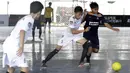 Pemain Swadharma FC berebut bola dengan pemain Alaska FF pada Super Soccer Futsal Battle di Lapangan Blok S, Jakarta, Sabtu (15/9/2018). Sebanyak 32 tim yang berlaga merupakan tim yang lolos dari babak eliminasi. (Bola.com/M Iqbal Ichsan)