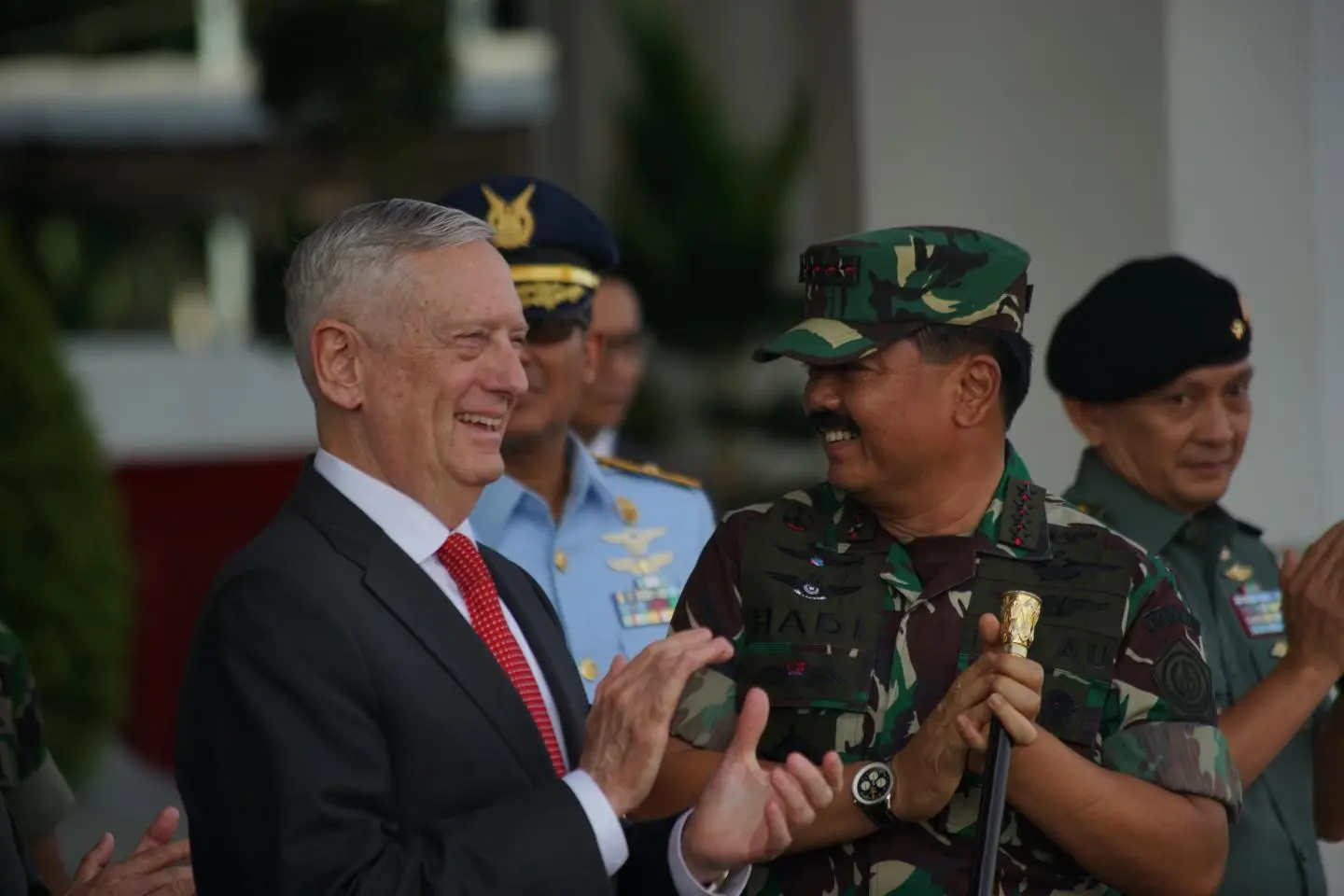 Menhan AS Jim Mattis menikmati aksi pertunjukkan para Kopassus saat parade militer di Jakarta (24/1/2018) (Sumber: Handout via Newsweek)