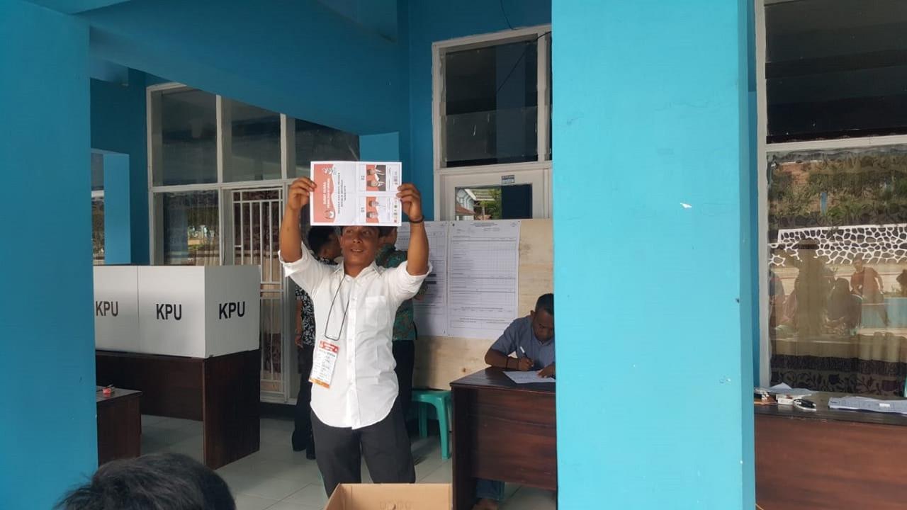 Panitia pemungutan suara sedang lakukan rekap surat suara (Liputan6.com/ Ahmad Akbar Fua)