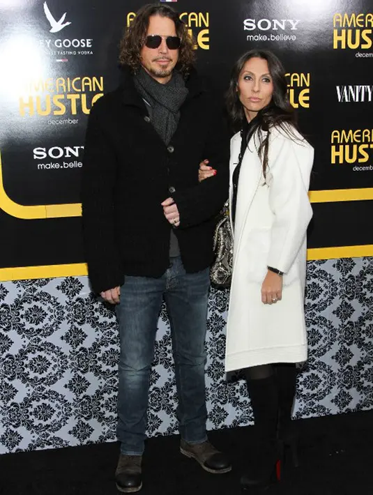 Vicky pun mengatakan bahwa petugas keamanan tak bisa masuk ke dalam kamar Cornell. Akhirnya, Martin Kirsten, manajer Cornell, menendang paksa pintu kamar tersebut dan menemukan Cornell yang sedang terkapar. (AFP/Bintang.com)