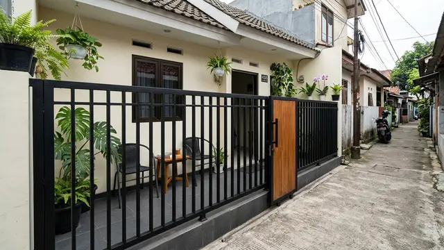 Inspirasi Pagar Minimalis untuk Teras Kecil di Gang Sempit; Desain Berjeruji agar Teras Tidak Terlihat Penuh