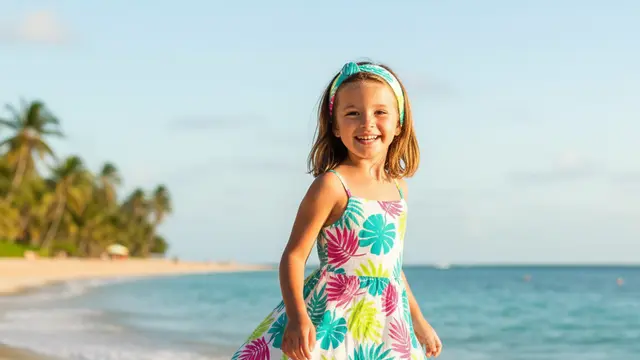 Dress Tanpa Lengan dengan Motif Ceria untuk ke Pantai