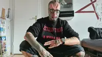 Pria asal Jerman yang memotong kedua daun telinganya sendiri agar kepalanya terlihat mirip seperti tengkorak, dipicu oleh kegemarannya akan tato (@mr._skull_face_666)
