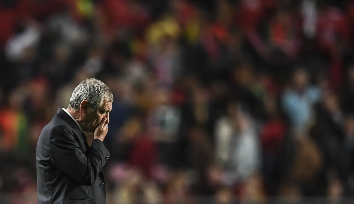 Pelatih Portugal, Fernando Santos, tampak kecewa usai ditahan imbang Ukraina pada laga Kualifikasi Piala Eropa 2020 di Stadion Luz, Lisbon, Jumat (22/3). Kedua negara bermain imbang 0-0. (AFP/Patricia De Melo Moreira)