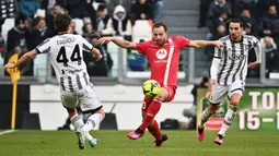 Pemain Juventus Mattia De Sciglio (kanan) dan Nicolo' Fagioli (kiri) mencoba menghalau pemain Monza Carlos Augusto (tengah) pada pertandingan sepak bola Liga Italia di Allianz Stadium, Turin, Italia, 29 Januari 2023. Juventus makin terpuruk usai kalah 0-2 dari Monza. (Marco Alpozzi/LaPresse via AP)