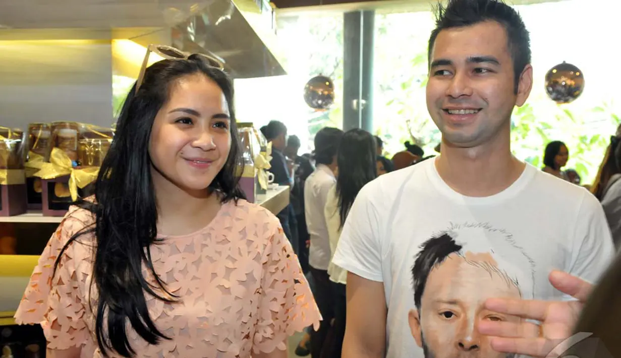 Raffi tak mau kue pernikahannya setinggi 10 tingkat. Ia ingin kue pernikahannya 3 tingkat saja agar terlihat sederhana, Jakarta, Rabu (17/9/2014) (Liputan6.com/Panji Diksana)