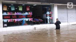 Salah satu pertokoan di Kawasan Bendungan Hilir (Benhil), Jakarta Pusat, terendam banjir, Selasa (25/2/2020). Salah satu wilayah terdampak banjir yakni kawasan Benhil hingga membuat akses jalan untuk sementara terputus.  (Liputan6.com/Angga Yuniar)